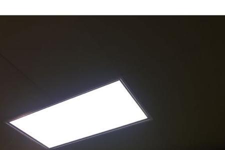 led平板灯一边亮一边暗