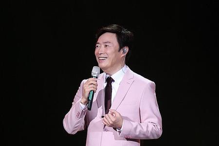 姜育恒和费玉清谁出道早