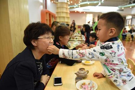 小孩从小跟着爷爷奶奶会怎样