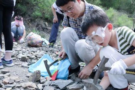 小孩在地上怎么挖洞