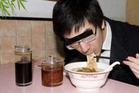 吃饭为什么要扶着碗的故事