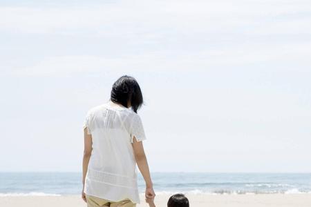 拉住妈妈手含义