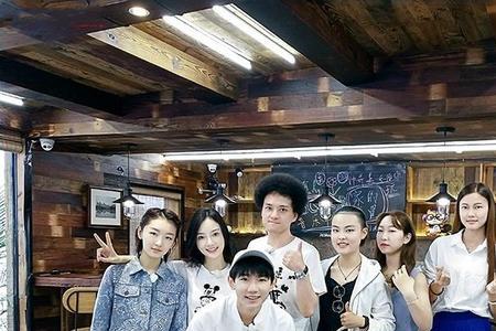 面露不悦的意思