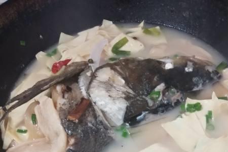 东北炖鱼头饭店做法