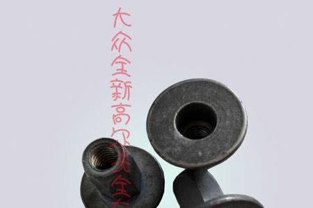 大众牌照螺母铁的怎么装