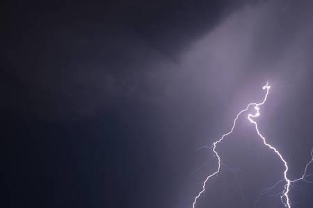 下完雨的夜空为什么会很亮