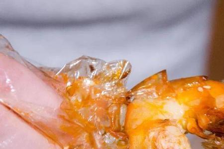 为什么女朋友要让男朋友剥虾