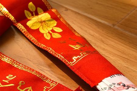结婚挂颈钱怎么折