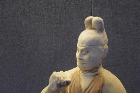 北宋青白釉牵马俑胡须特征