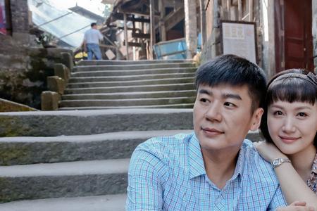 幸福照相馆小春天被谁抱走的