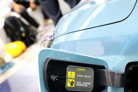哪吒u电动车坡怎么停车