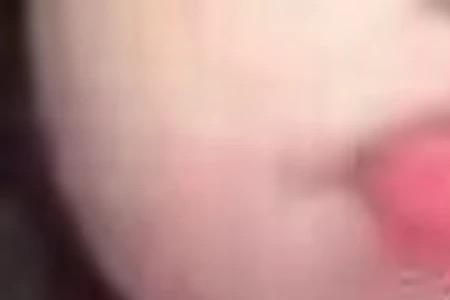 女生发个嘟嘴的表情，怎么回复