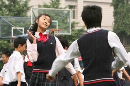 上学时男生被女生捉住会怎样