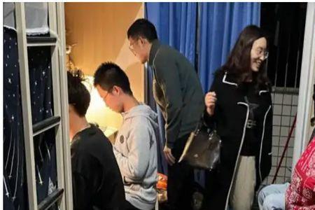 女生闯进男生宿舍什么心理