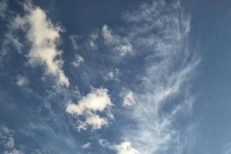 一朵云在天空中飘动。扩写句子
