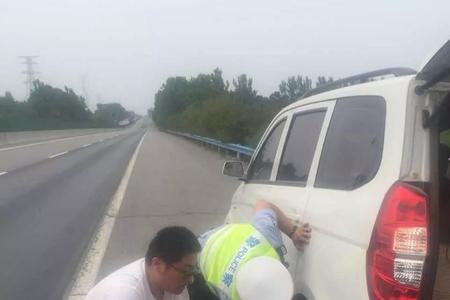 十字路口车辆抛锚后车怎么走
