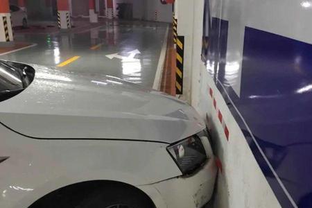车撞墙需要现场吗