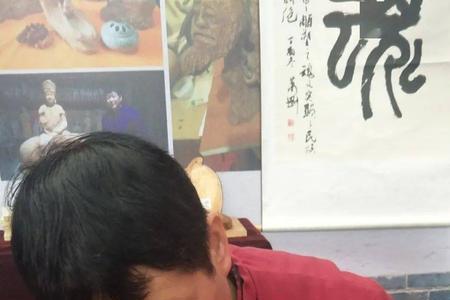 主角是泥塑匠人的小说，