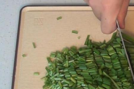 一斤白醋浇韭菜的正确方法