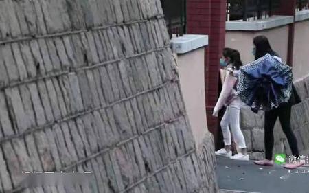 撞见孩子翻自己的包怎么办
