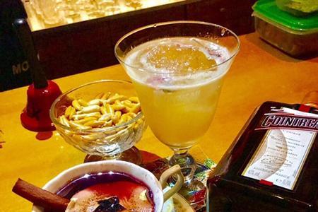酒吧吃糖是什么意思