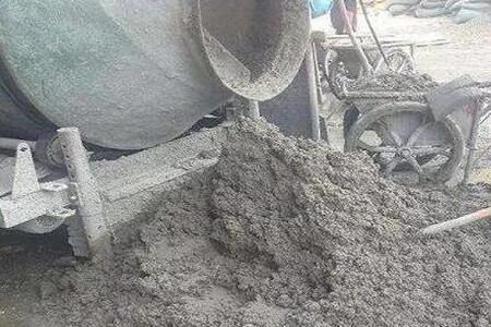 农村自建房下水管道被水泥堵了