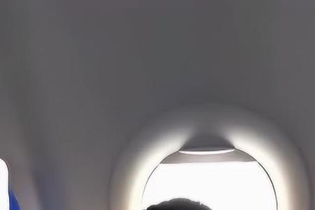 坐飞机坐翅膀上好不好