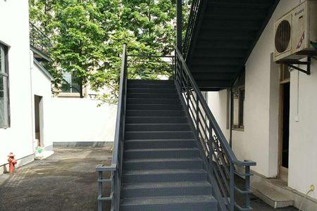 高层能否用钢楼梯作疏散