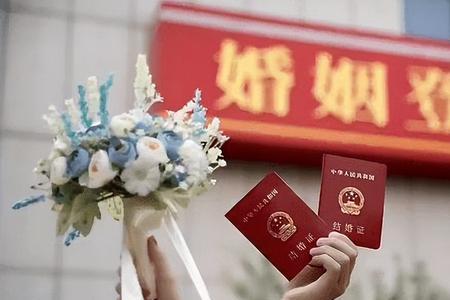 结婚一年不领证怎么办