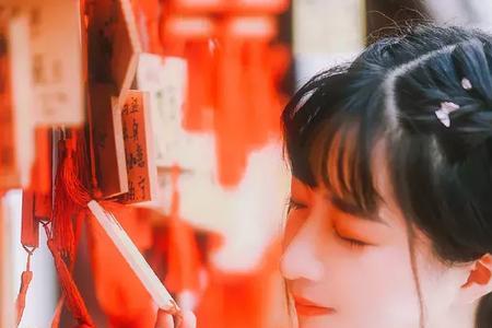 巷子里飘出红衣女子的句子