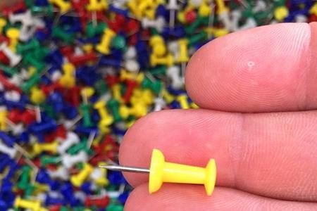 钉子带一个塑料壳怎么用