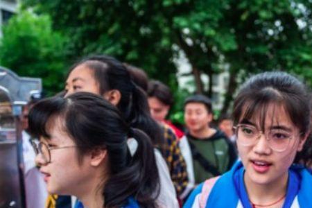 拍高考照片穿什么颜色衣服