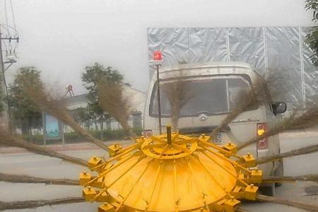 扫地车扫把怎么调高度