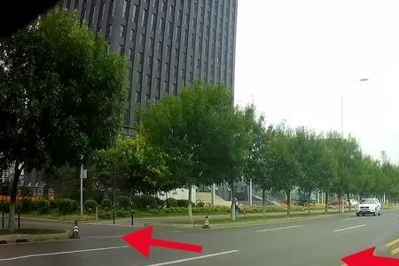 两条竖线中间一道弯线是什么车