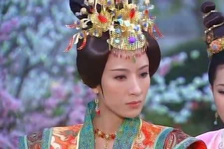 只见新人笑,不见旧人哭的意思