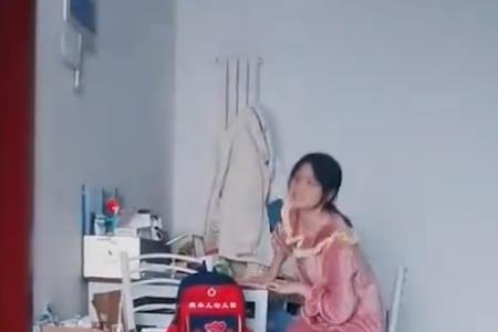 小男孩被刀架脖子秒怂叫什么