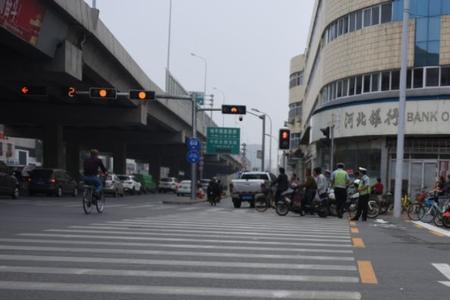 前面有自行车挡路可以压实线吗
