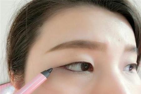 眼线时间长了自己会掉吗