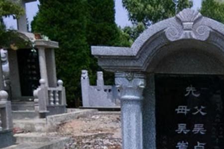 墓碑一般都有几个字