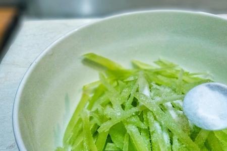 莴苣包饺子需要焯水吗