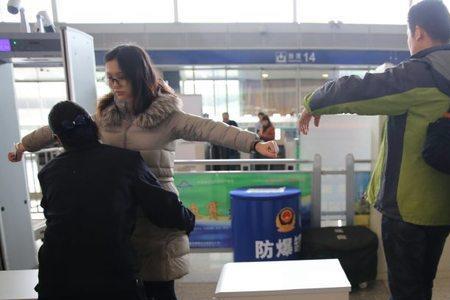 高铁安检检查人身上有什么