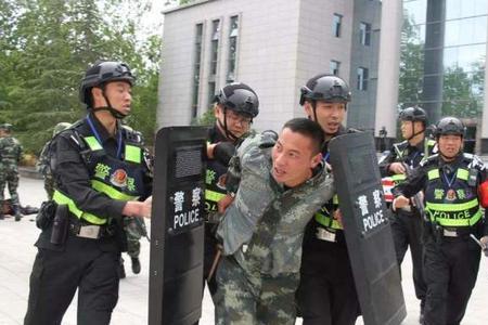 警察抓犯人开警报不怕暴露吗