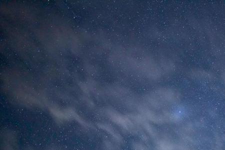 天空里悬着星星扩句至少扩两处