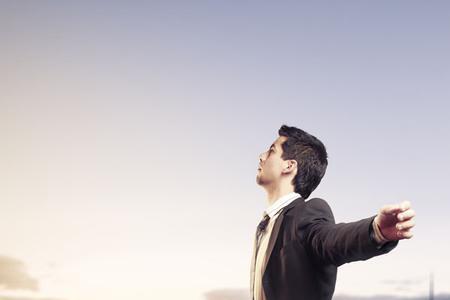 男生下楼梯一直看你是为什么