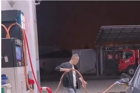 加油加满油管里的油算谁的
