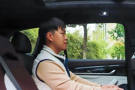 吉利星越l两驱后排凸起吗