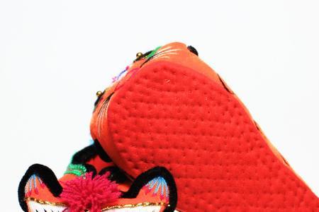 虎头鞋带在两边还是在后面