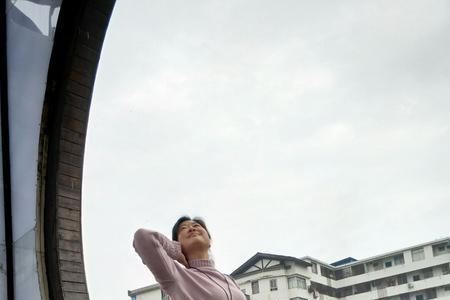 外面的小雨下个不停原唱完整版