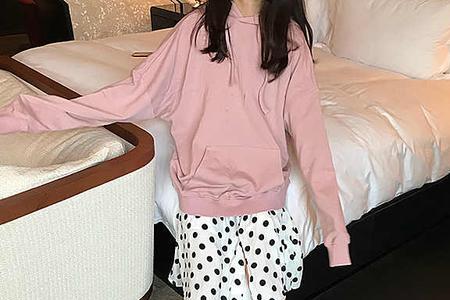 女生为什么把手缩到袖子里