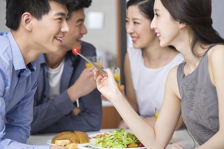 两个女的出去玩是叫约会吗